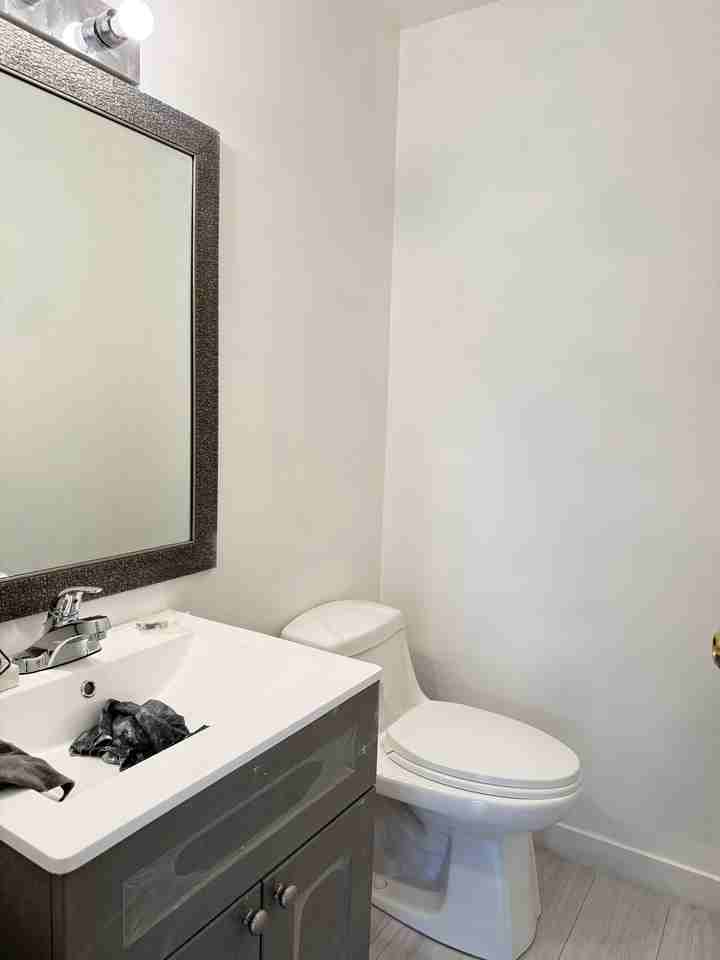 7261 140 St #1 - Photo 4 of 8