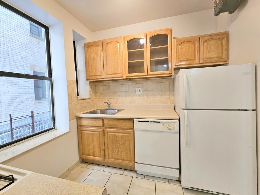 610 W 150th St - Photo 4 of 9