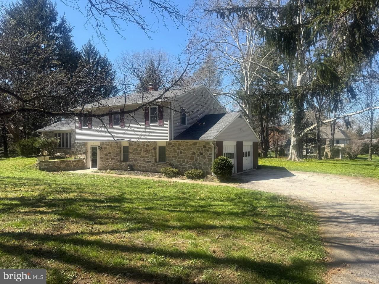 412 Yorkshire Rd - Photo 2 of 7