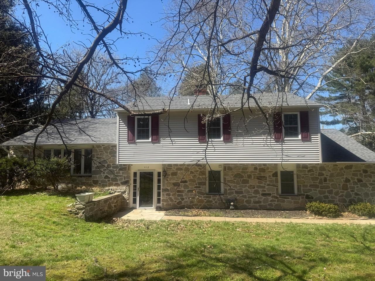 412 Yorkshire Rd - Photo 3 of 7