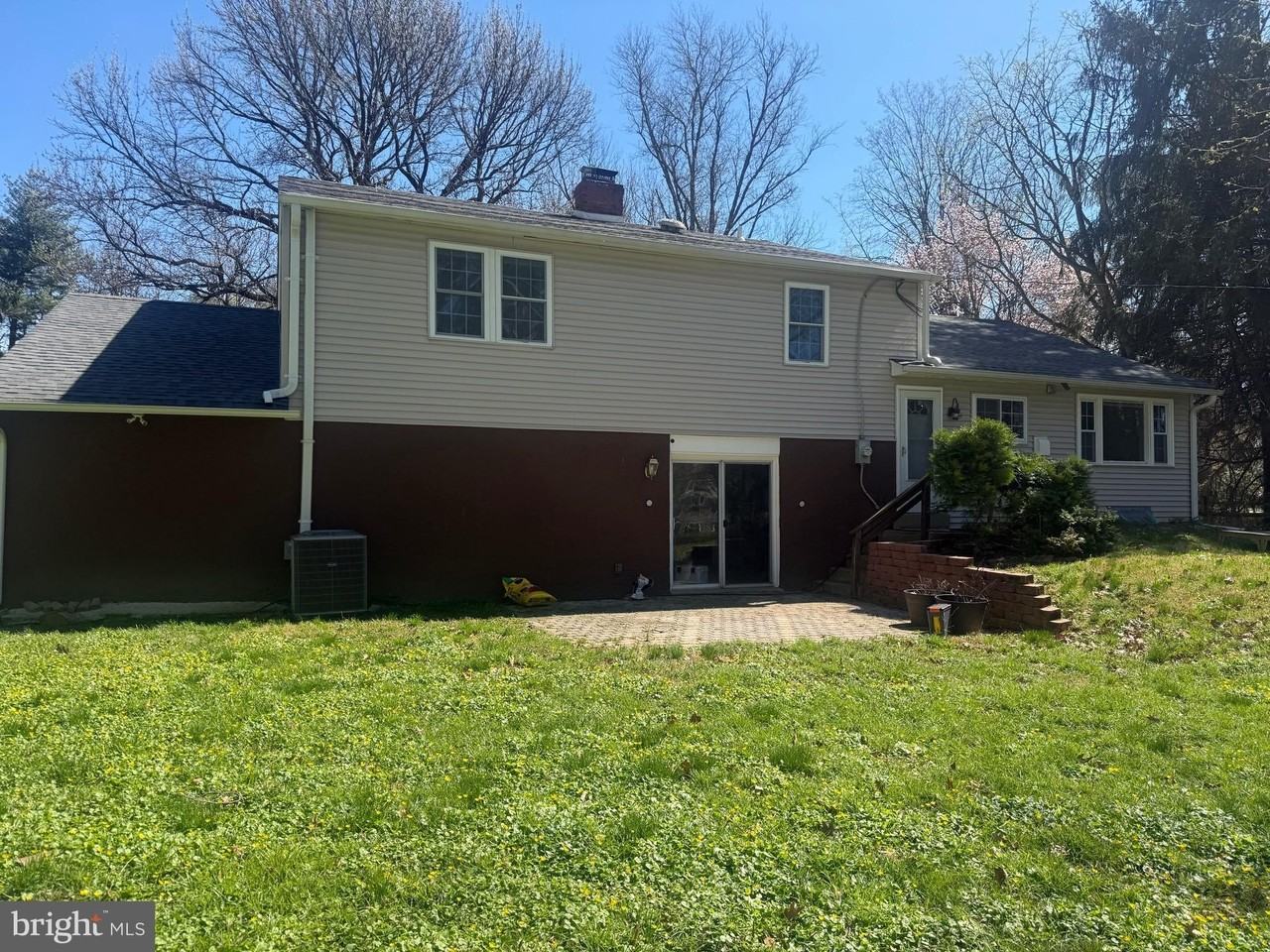 412 Yorkshire Rd - Photo 4 of 7