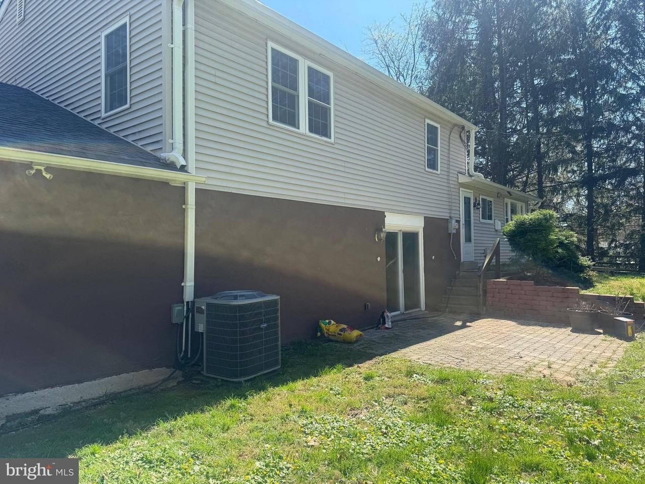 412 Yorkshire Rd - Photo 5 of 7