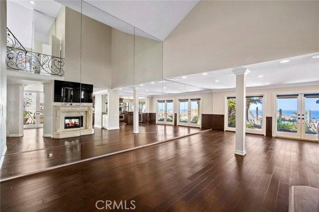 27 New York Ct - Photo 2 of 8