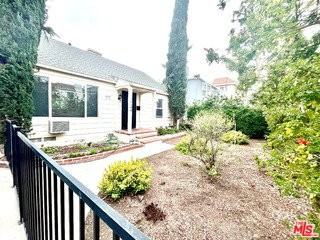 14744 Magnolia Blvd - Photo 4 of 8