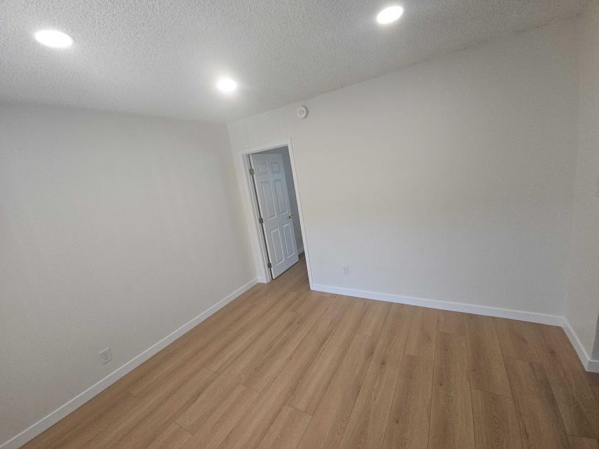 13139 Oxnard St - Photo 4 of 10