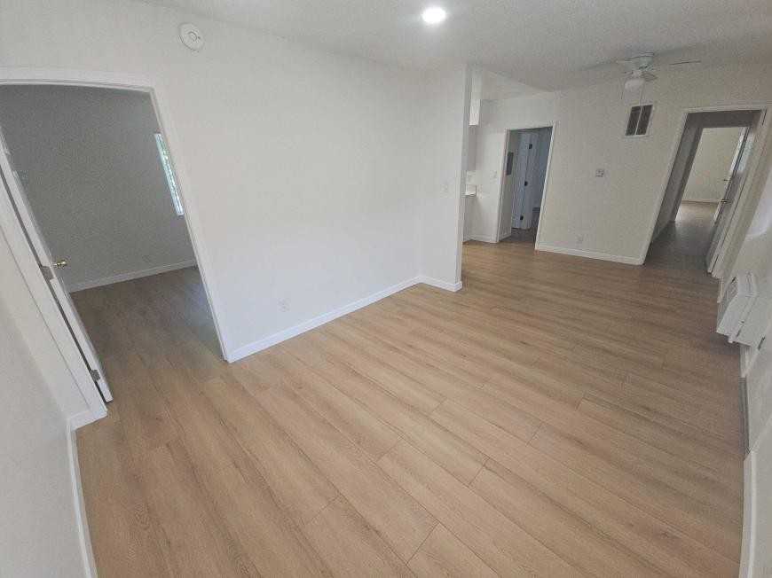 13139 Oxnard St - Photo 5 of 10