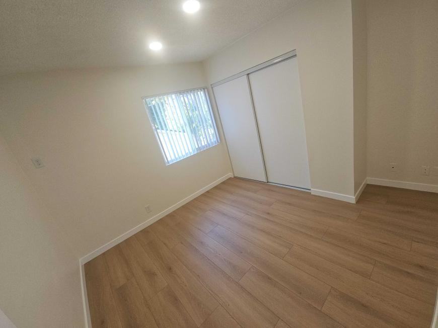 13139 Oxnard St - Photo 6 of 10