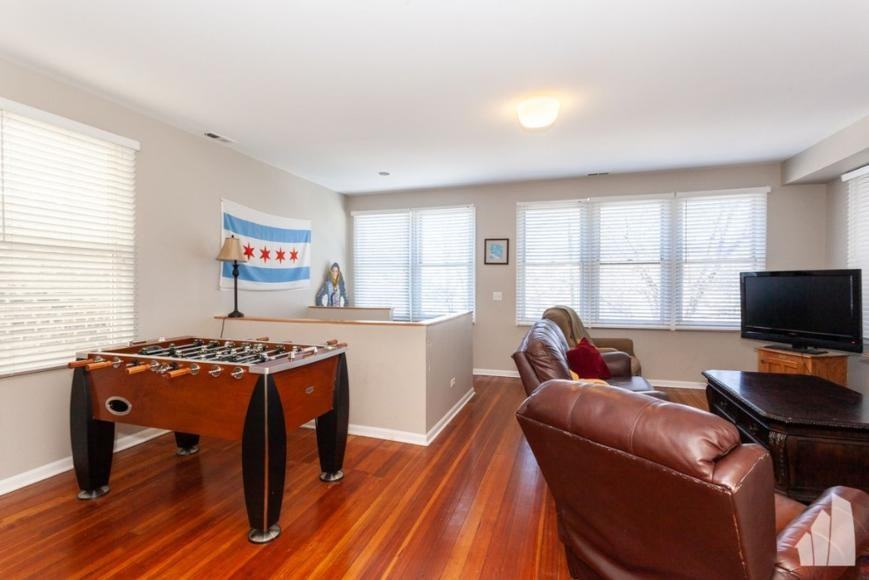 440 N Ashland Ave - Photo 4 of 10