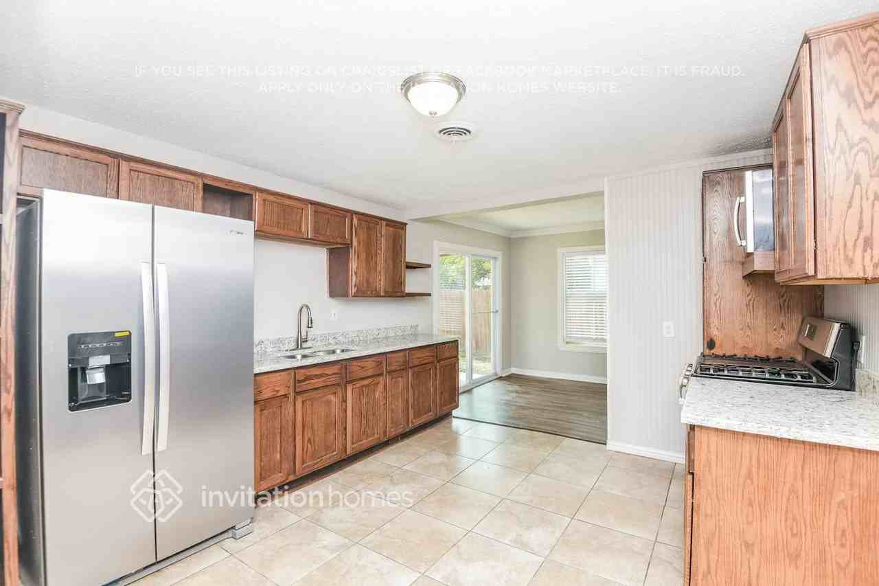 208 Ennis St - Photo 7 of 19