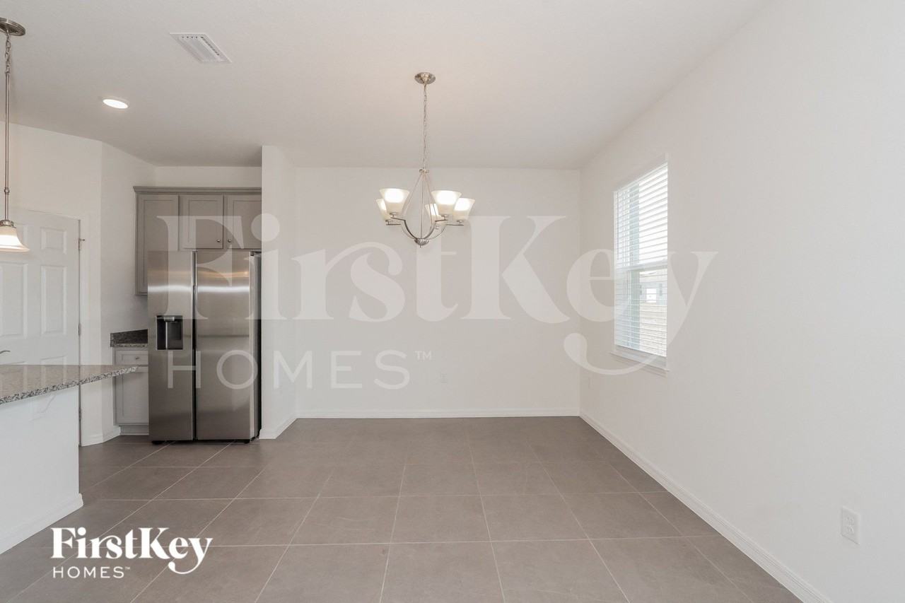 303 Corbel Ln - Photo 4 of 15