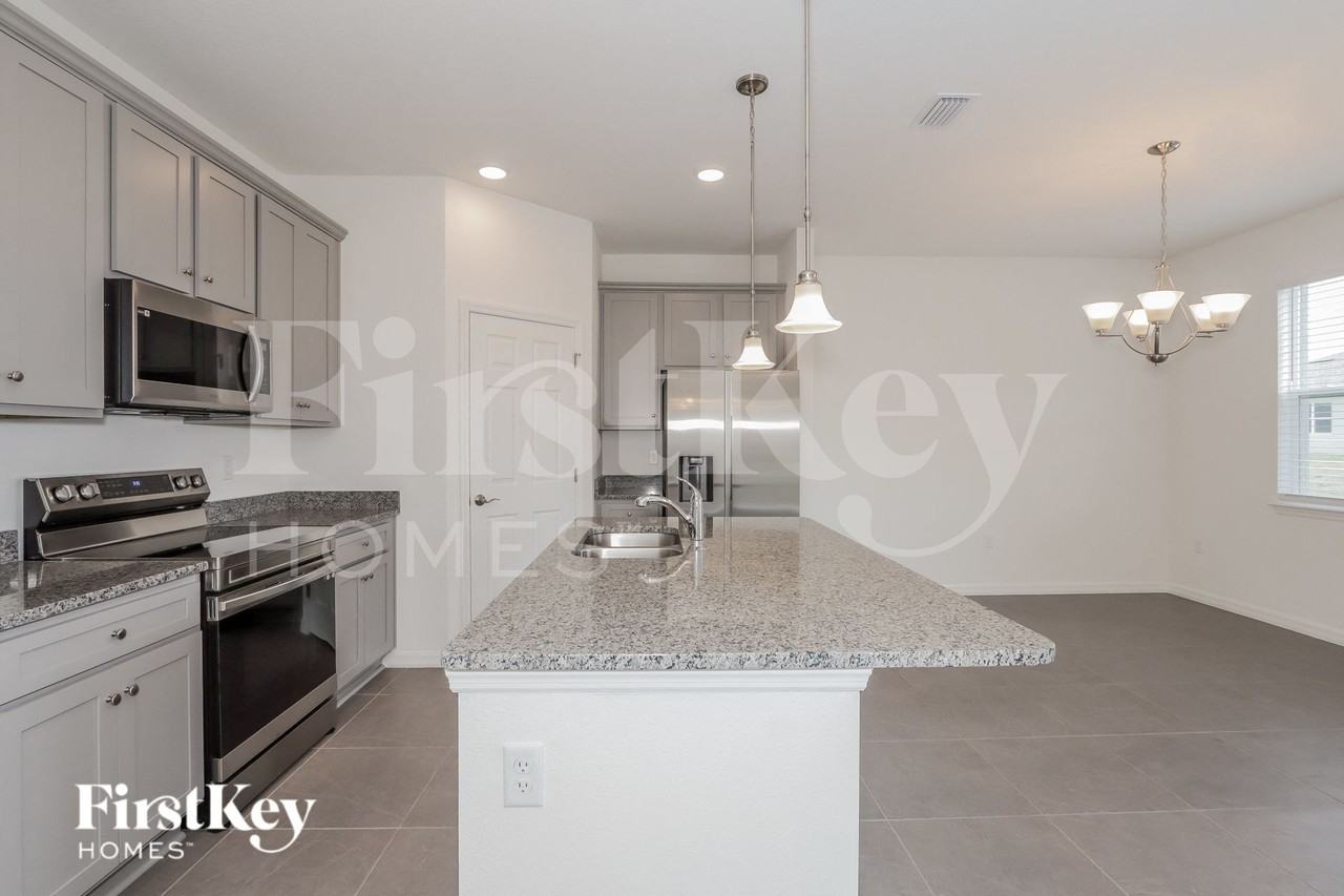 303 Corbel Ln - Photo 5 of 15