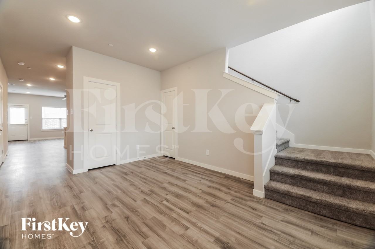 607 Ava Trl - Photo 2 of 20