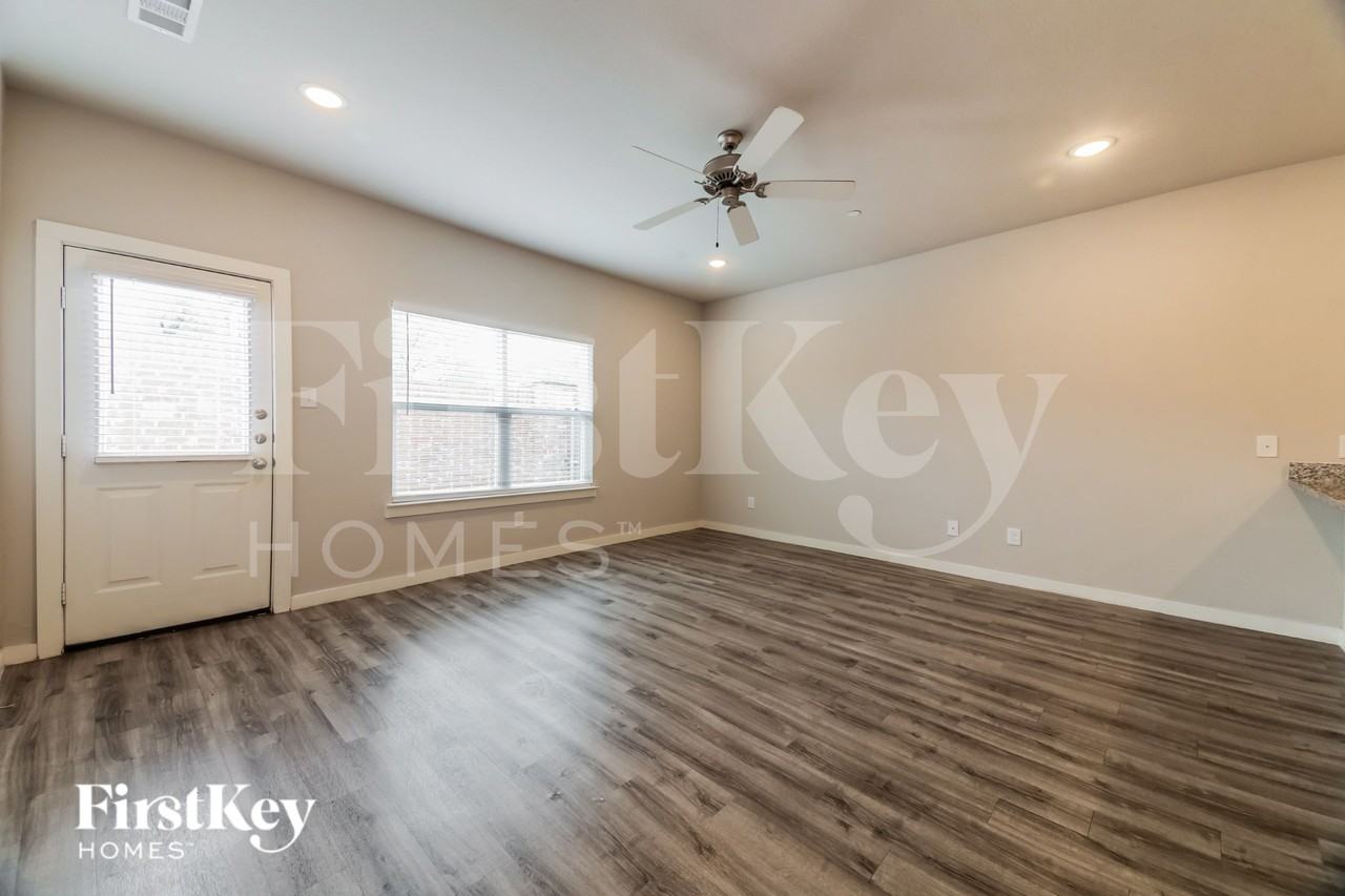 607 Ava Trl - Photo 3 of 20