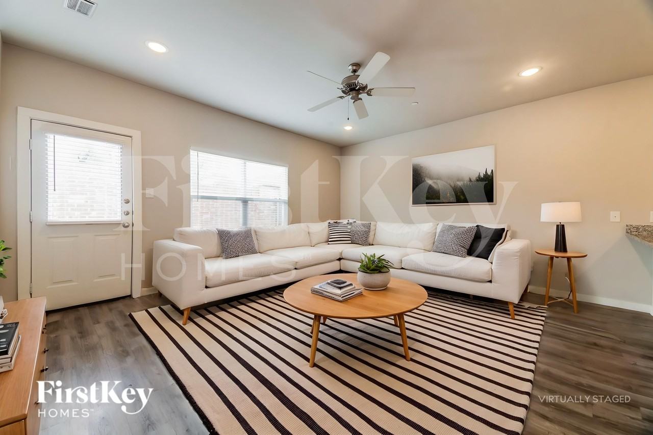 607 Ava Trl - Photo 4 of 20