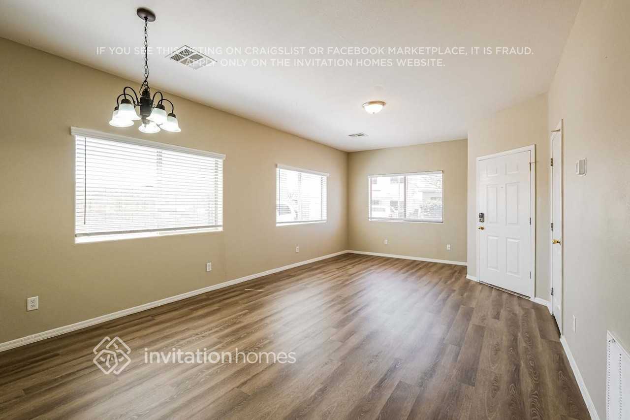 7213 S 8th St - Photo 6 of 18