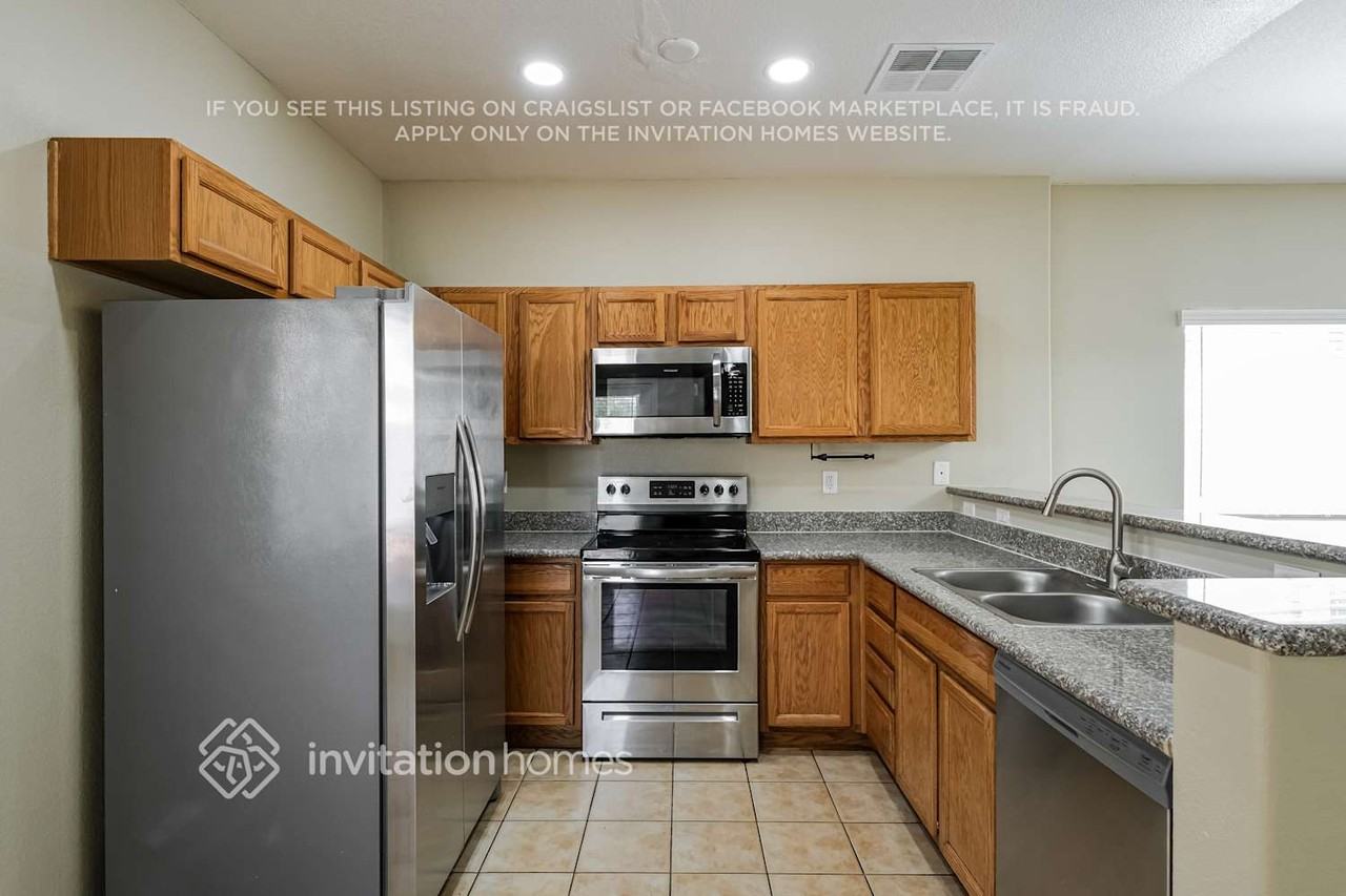 7213 S 8th St - Photo 7 of 18