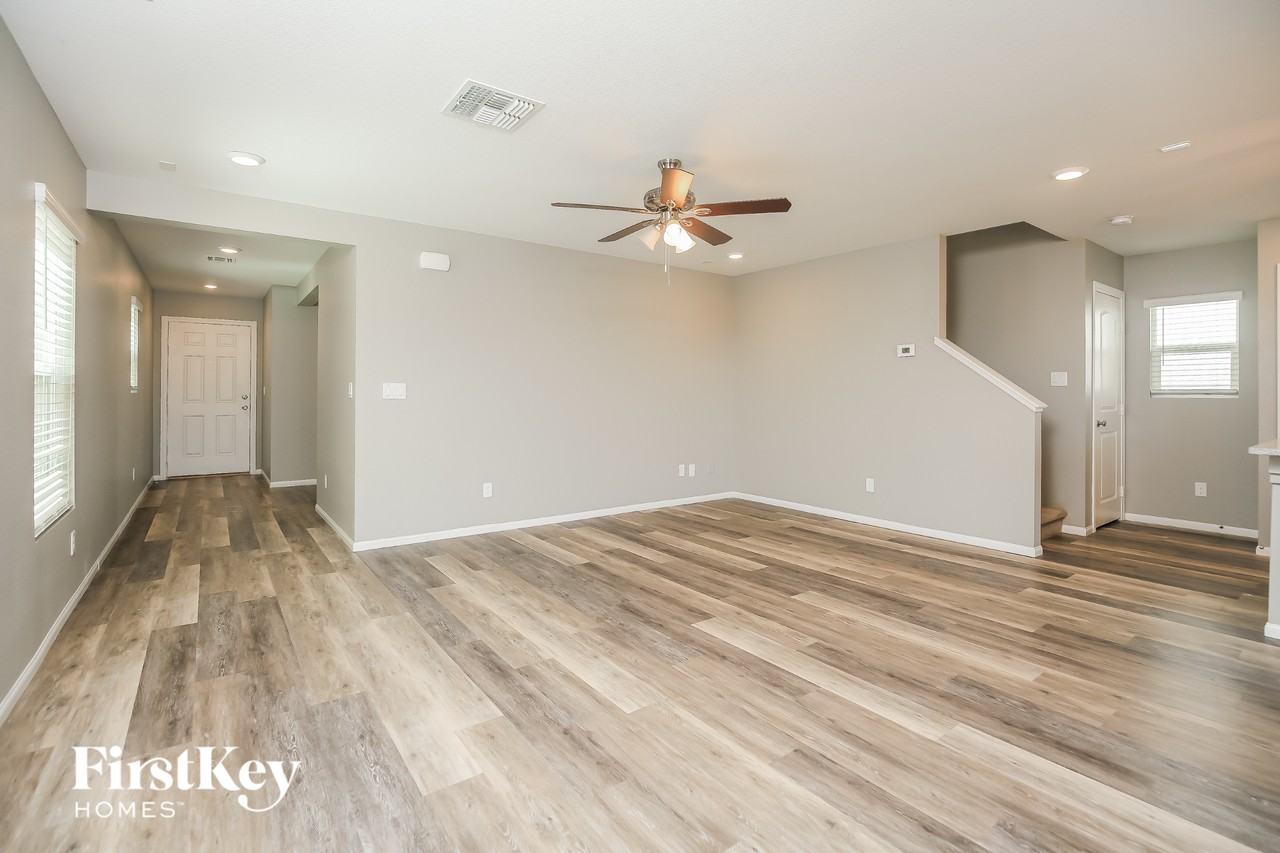 9450 Yorkshire Coast Ave - Photo 3 of 15