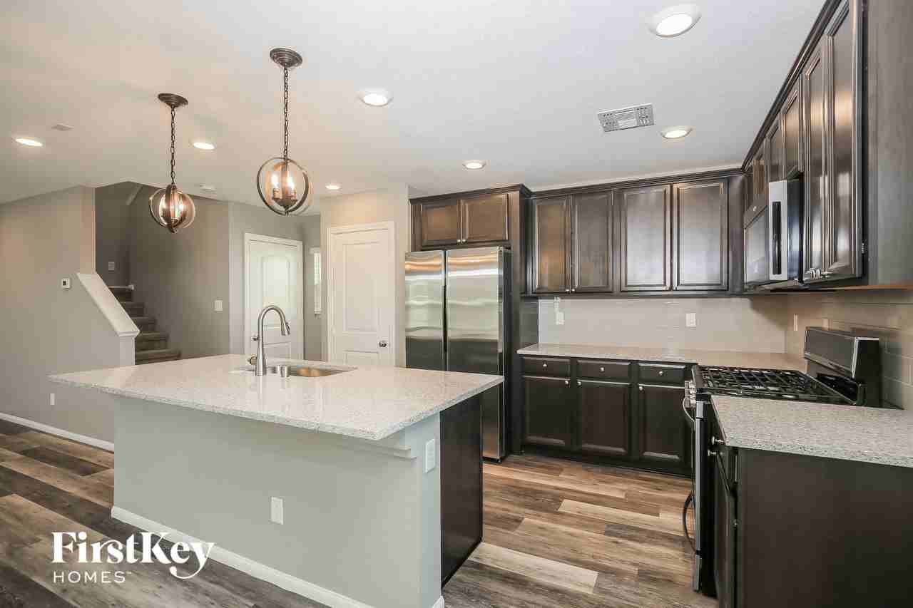 9450 Yorkshire Coast Ave - Photo 5 of 15