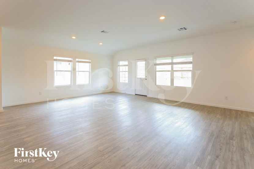 6728 Beehive Dr - Photo 4 of 15