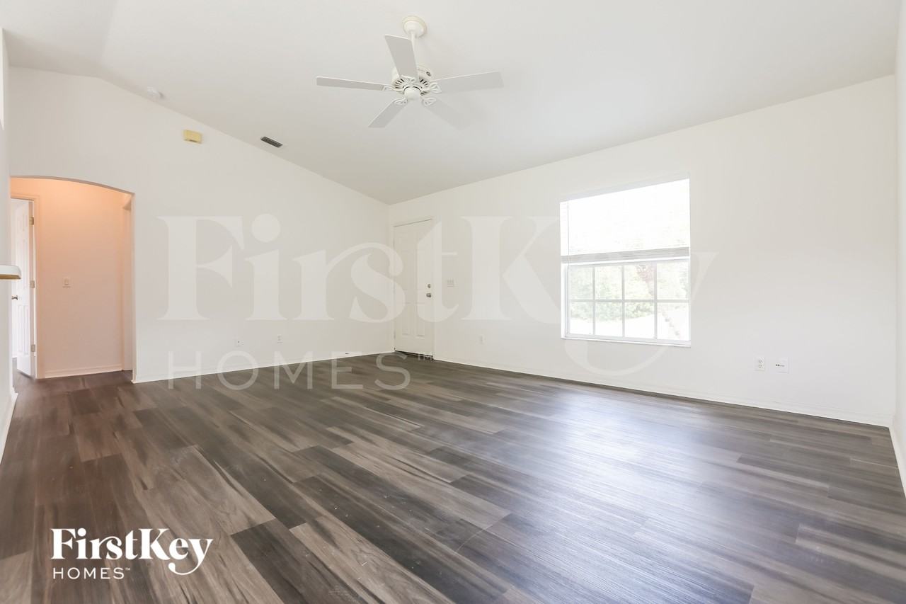 11092 Vanessa Ave - Photo 3 of 15