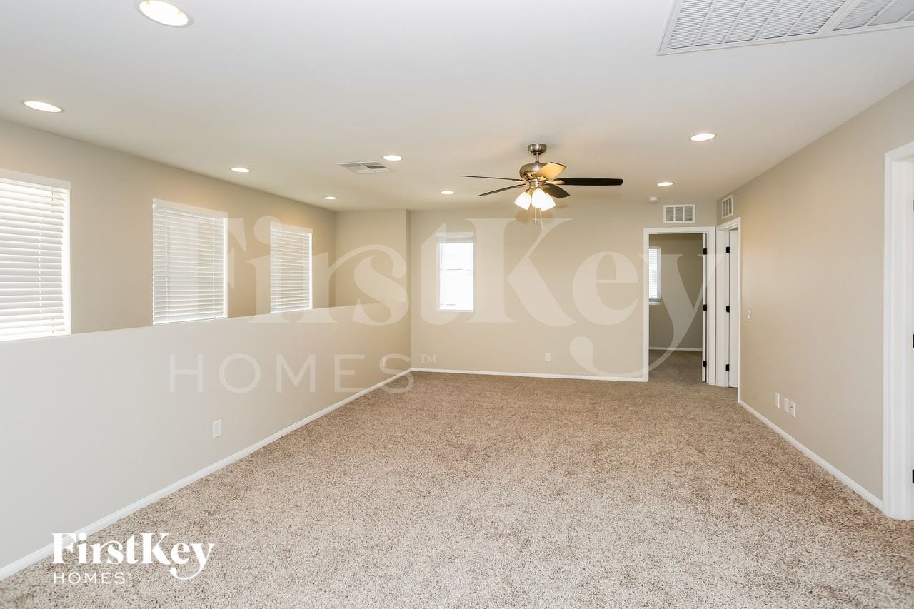 4527 Amberley Ridge Ave - Photo 5 of 15