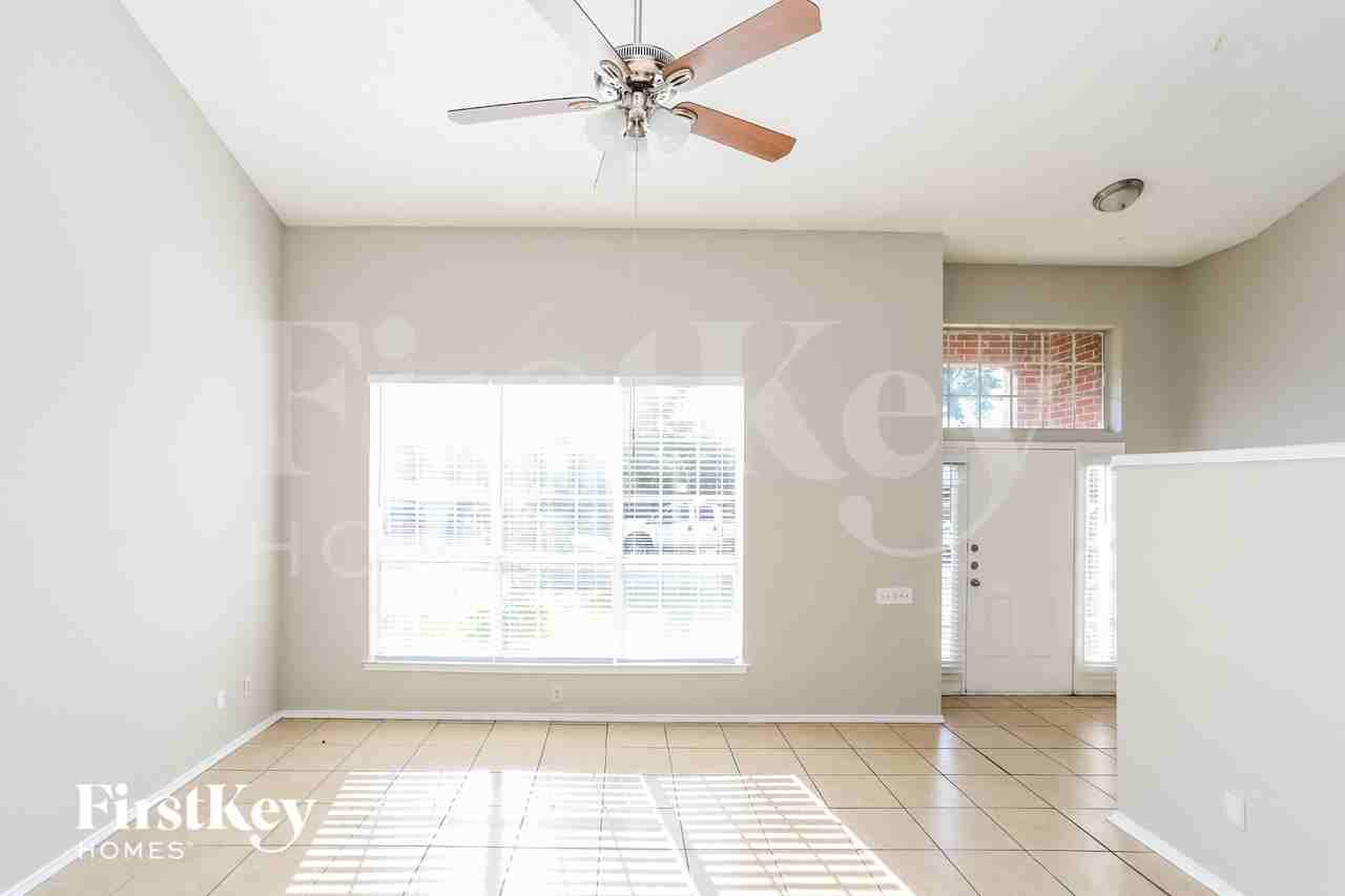 5320 Faireast Ct - Photo 3 of 15