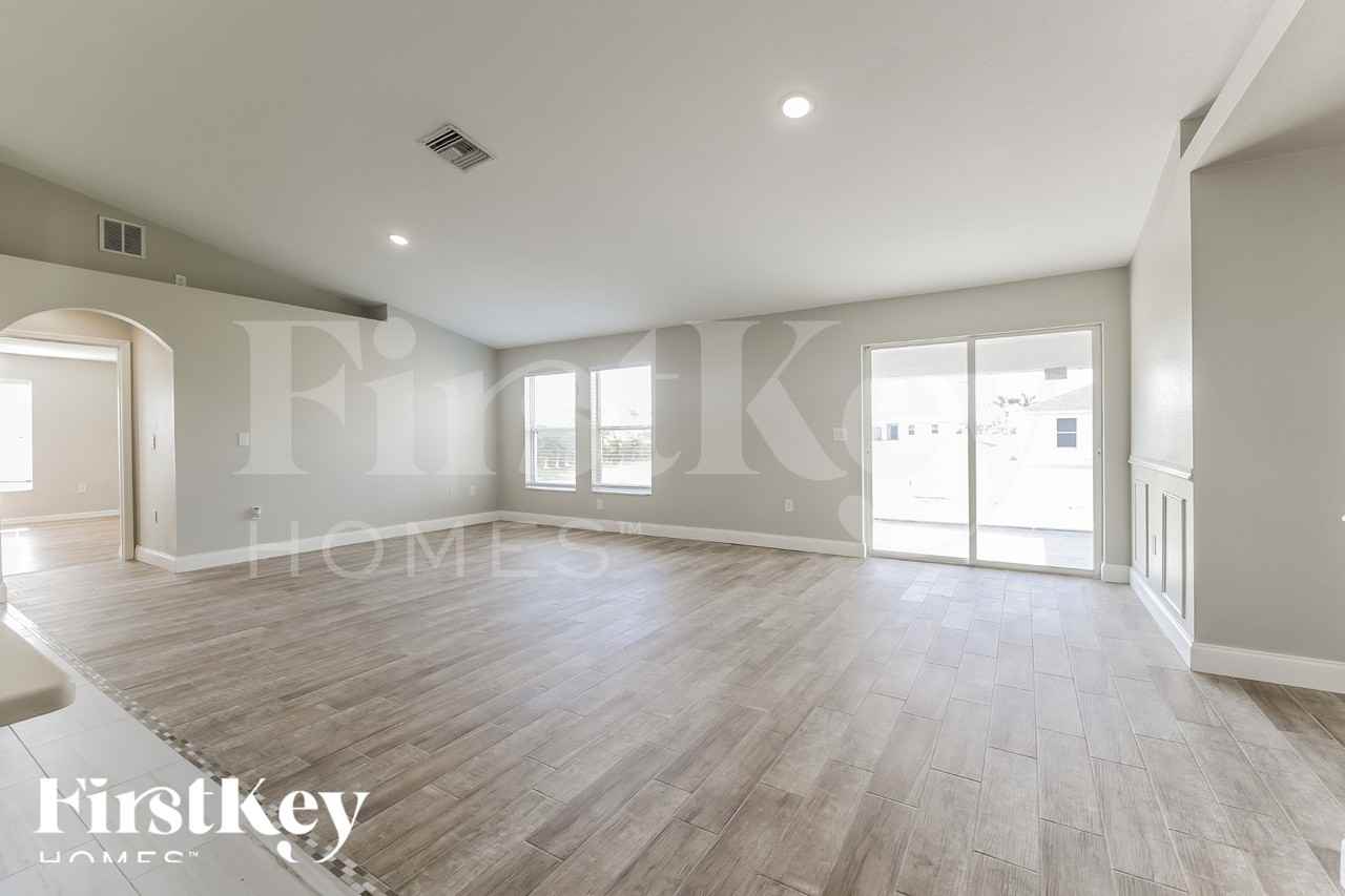 2519 Nw 7th St - Photo 3 of 16