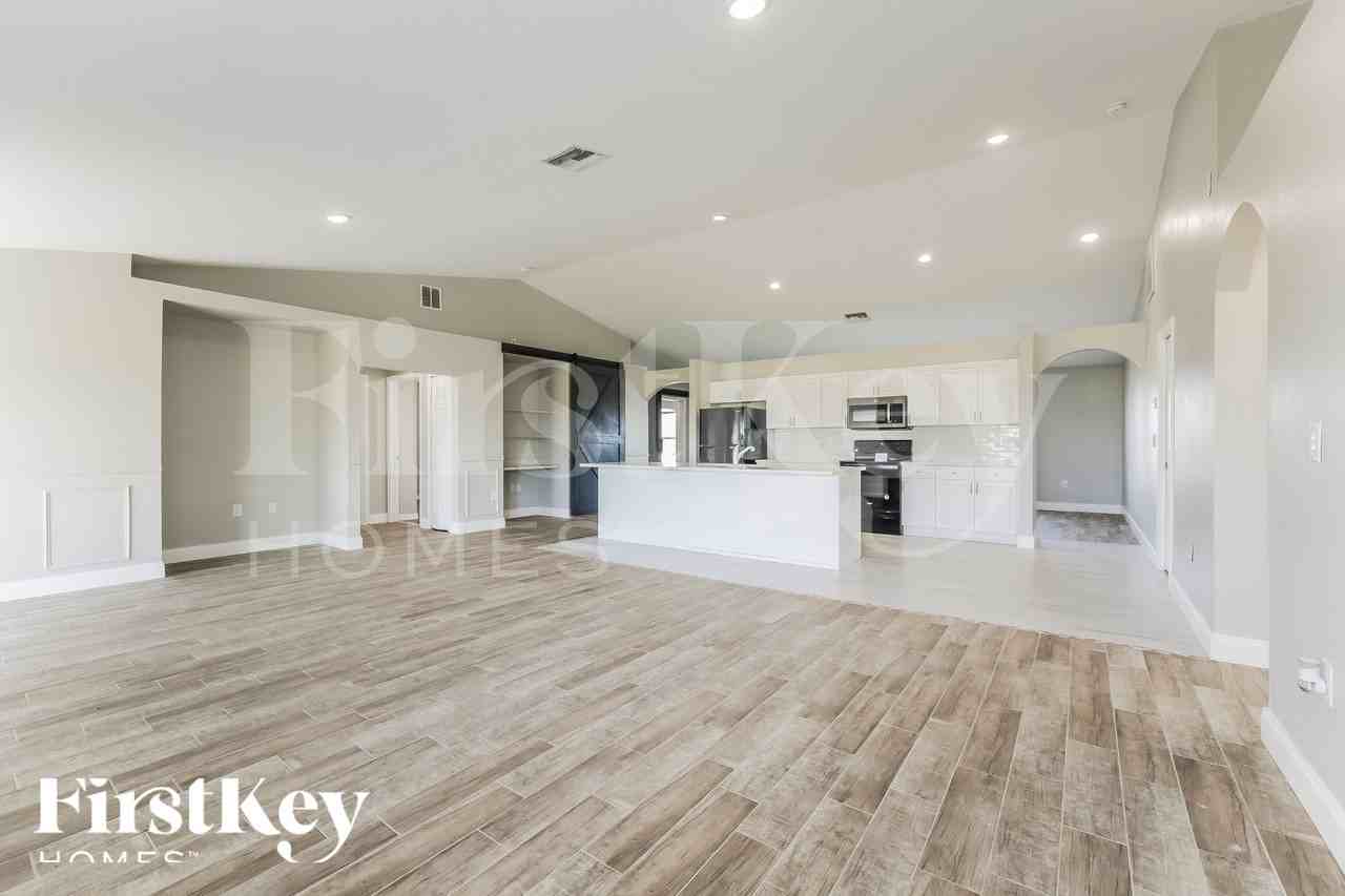 2519 Nw 7th St - Photo 4 of 16