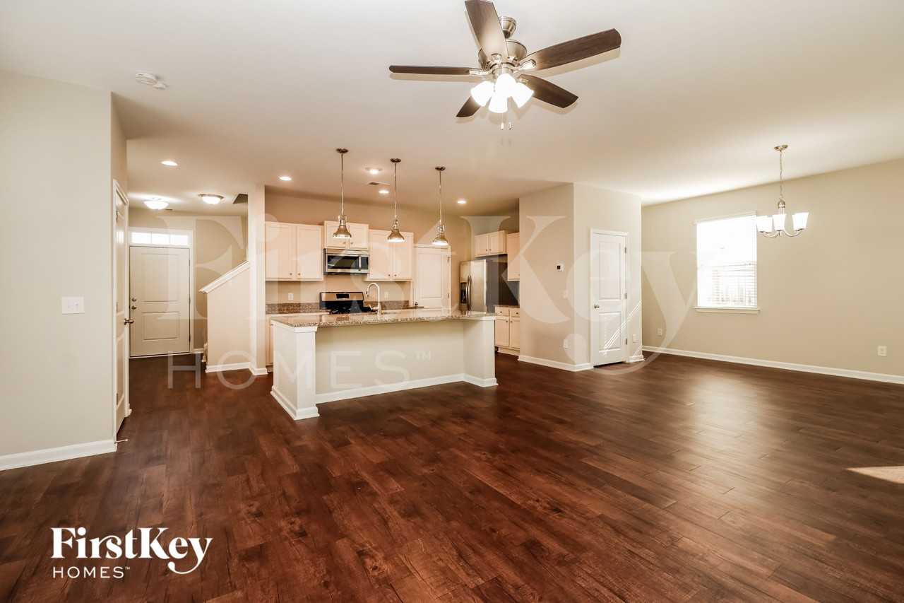 516 Glady Rd - Photo 3 of 15