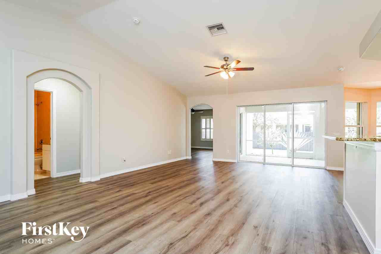 4028 Ne 10th Pl - Photo 2 of 15