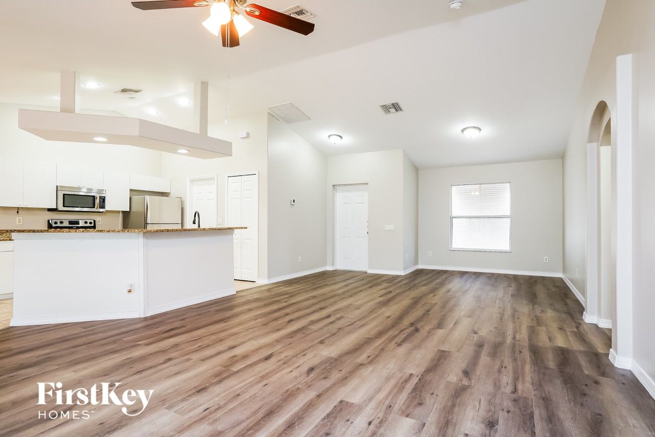 4028 Ne 10th Pl - Photo 3 of 15