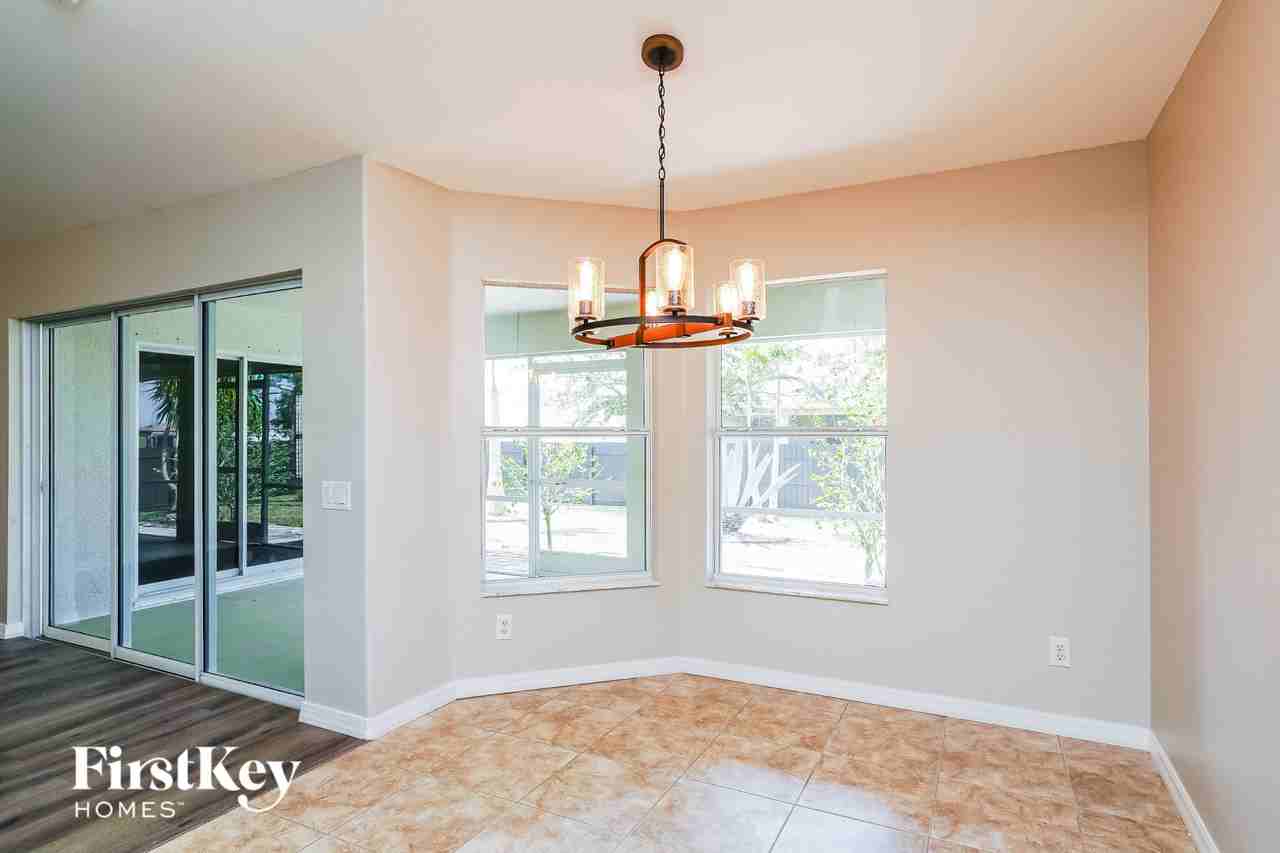 4028 Ne 10th Pl - Photo 4 of 15