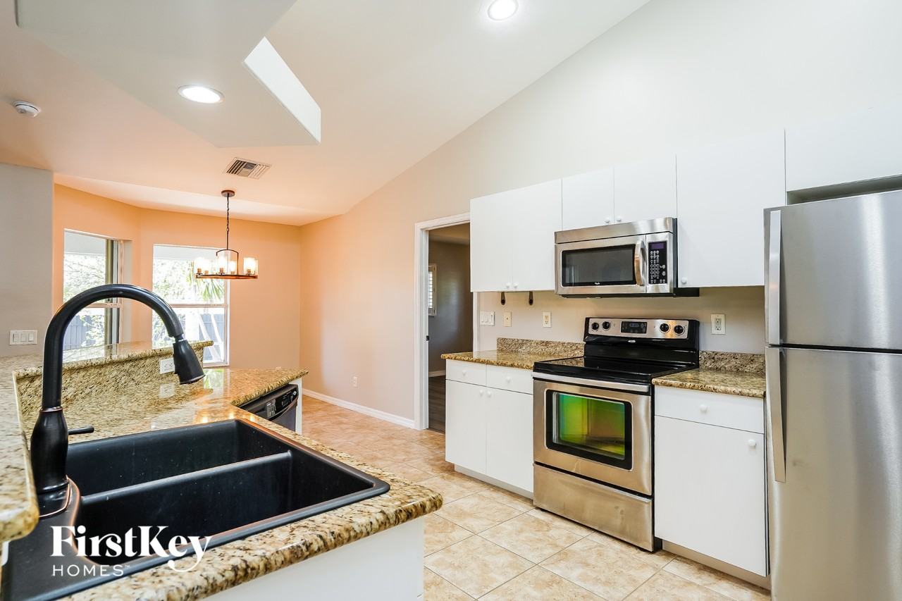 4028 Ne 10th Pl - Photo 5 of 15