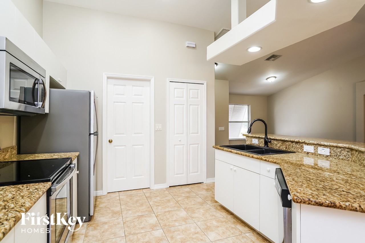 4028 Ne 10th Pl - Photo 6 of 15