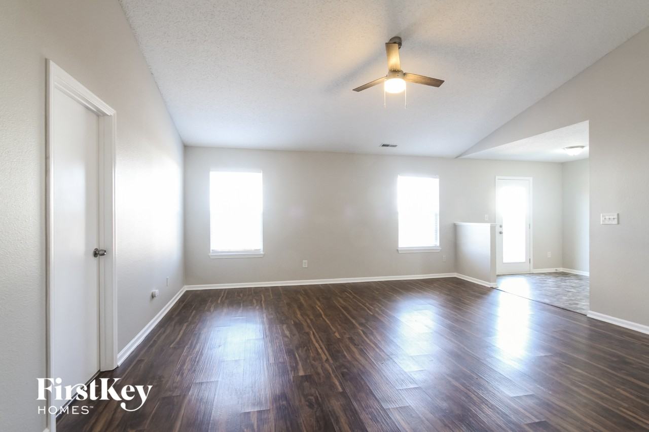 9762 Trail Dr - Photo 2 of 15