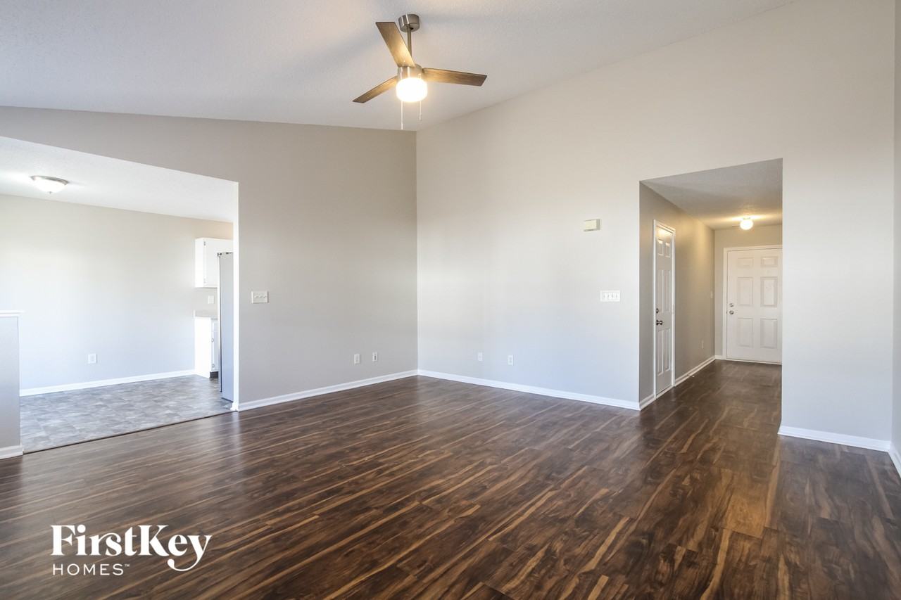 9762 Trail Dr - Photo 3 of 15