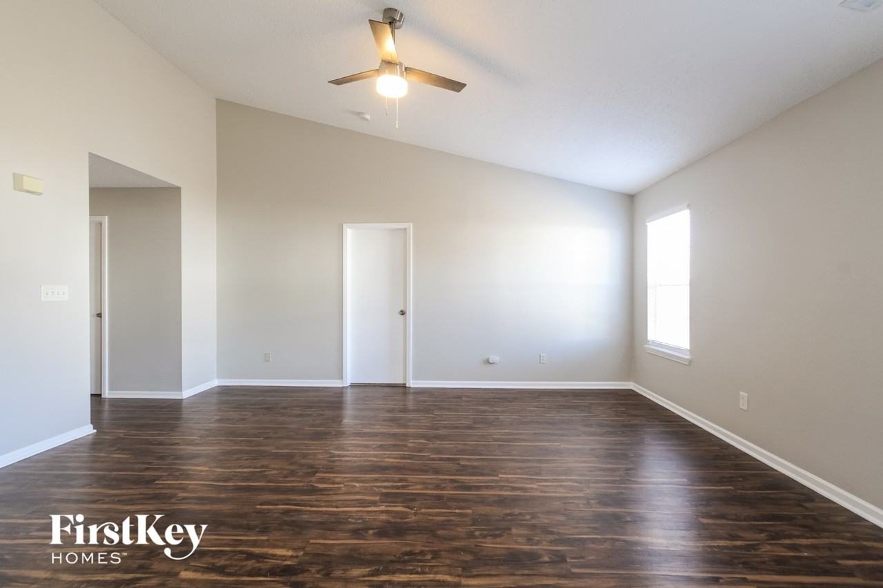 9762 Trail Dr - Photo 4 of 15