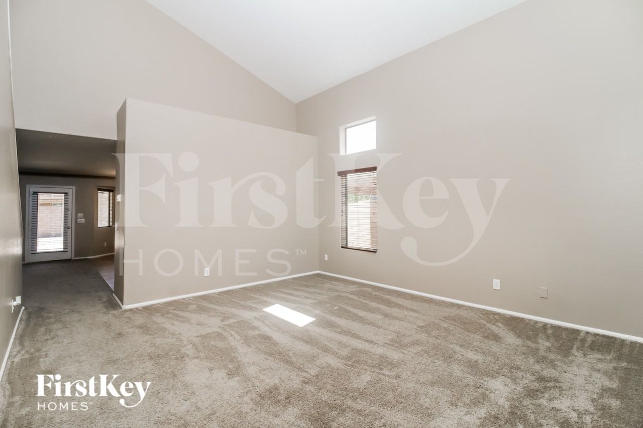 40133 W Sanders Way - Photo 2 of 15