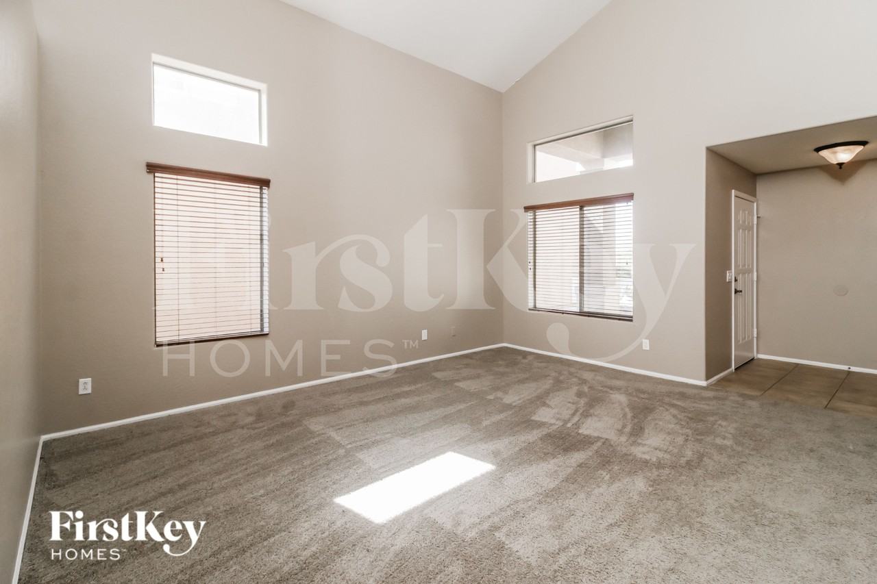 40133 W Sanders Way - Photo 3 of 15