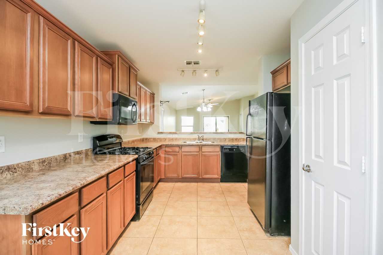 18582 W Vogel Ave - Photo 7 of 16