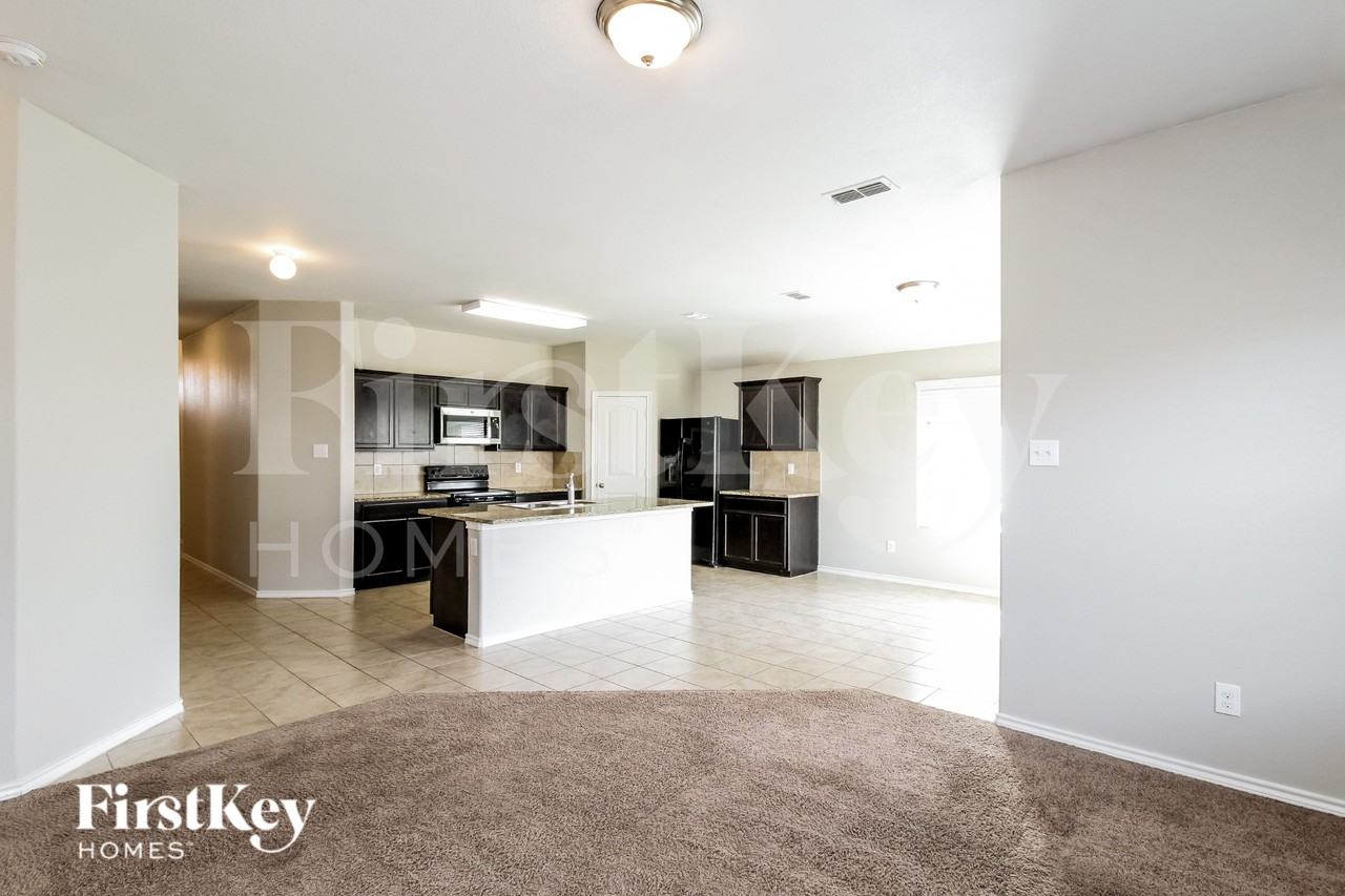 303 Preakness Ln - Photo 3 of 16