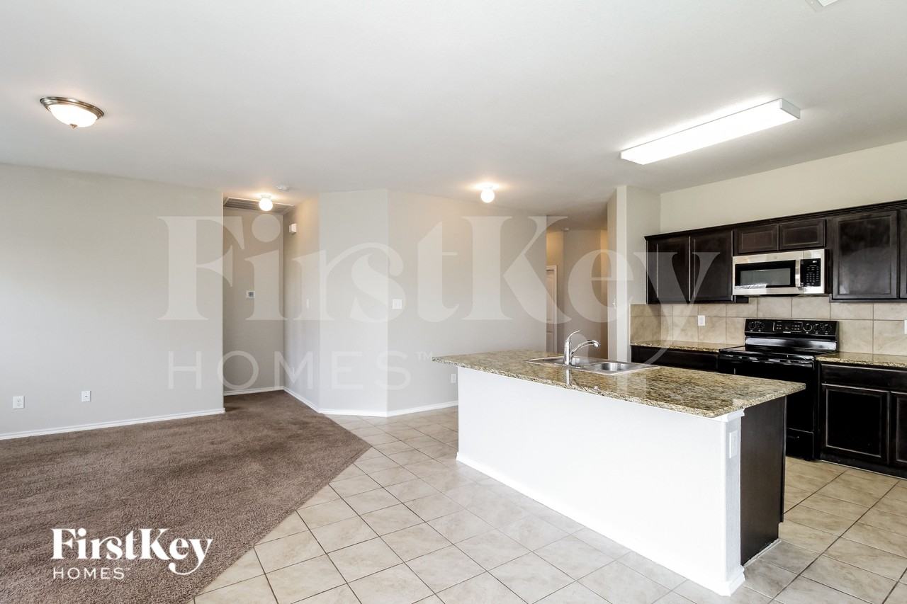 303 Preakness Ln - Photo 4 of 16