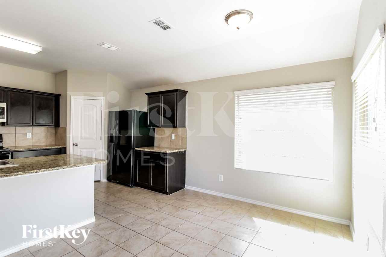 303 Preakness Ln - Photo 5 of 16