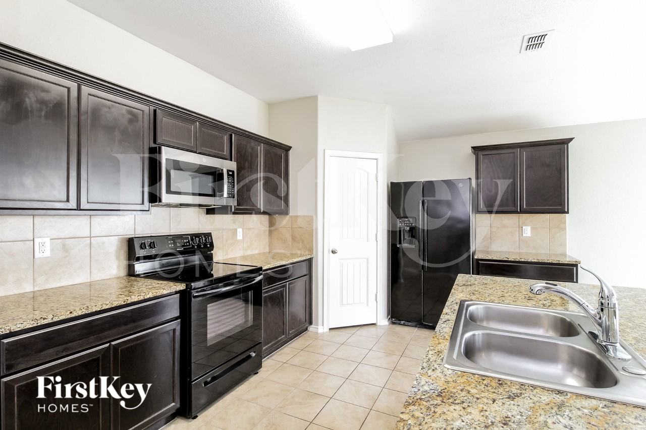 303 Preakness Ln - Photo 6 of 16