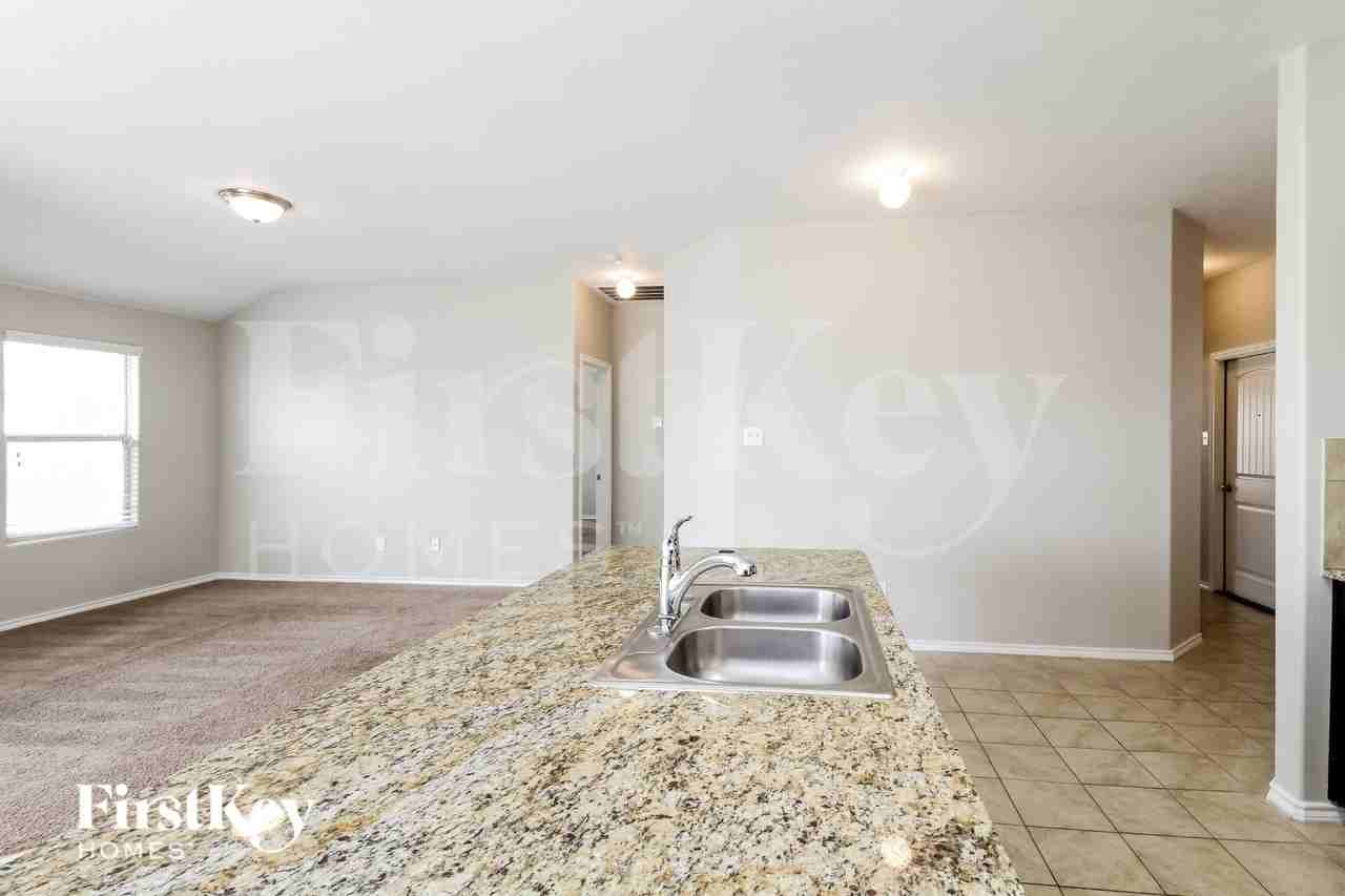 303 Preakness Ln - Photo 7 of 16