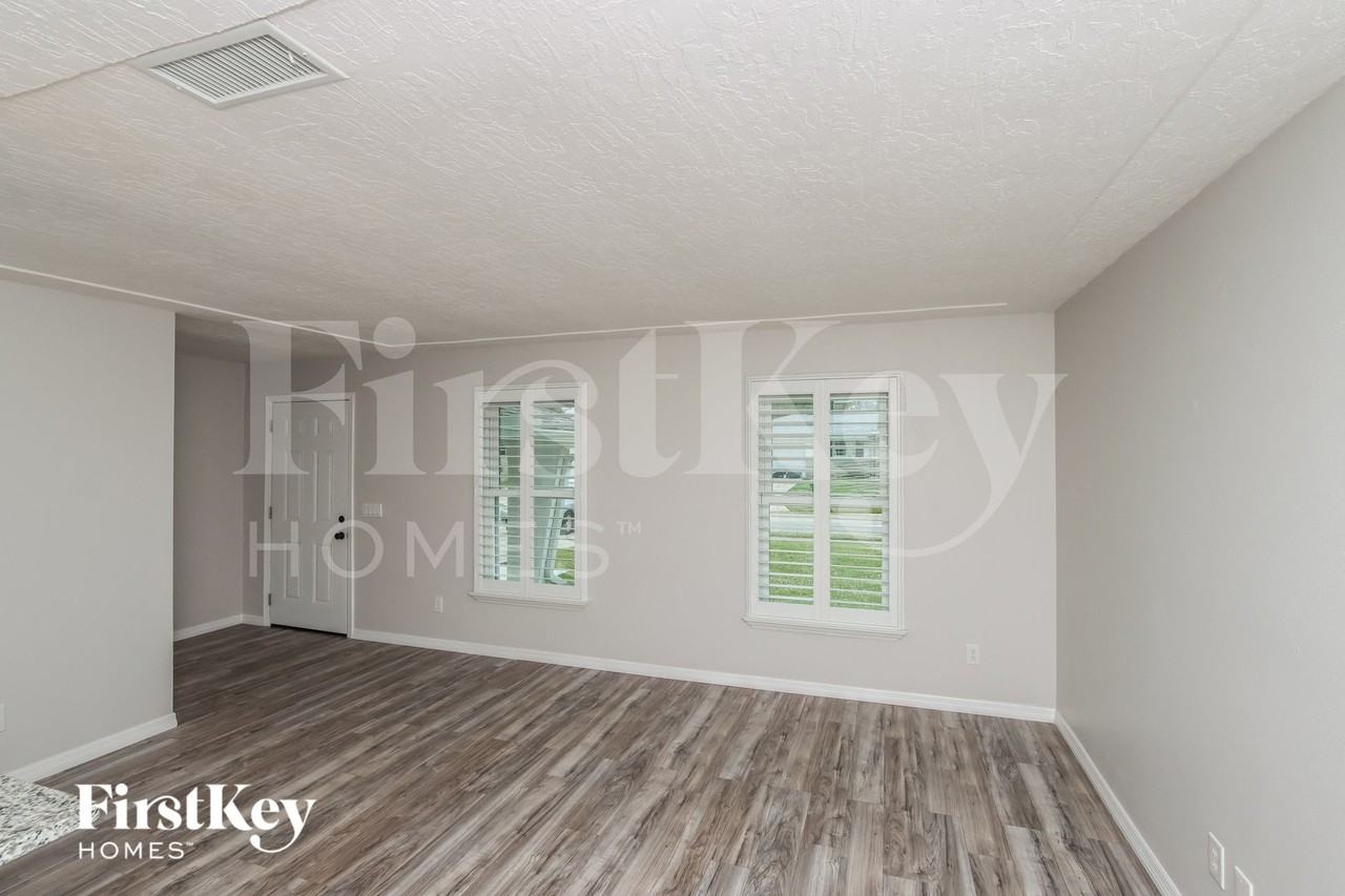 525 Sacre Coeur Dr - Photo 3 of 15