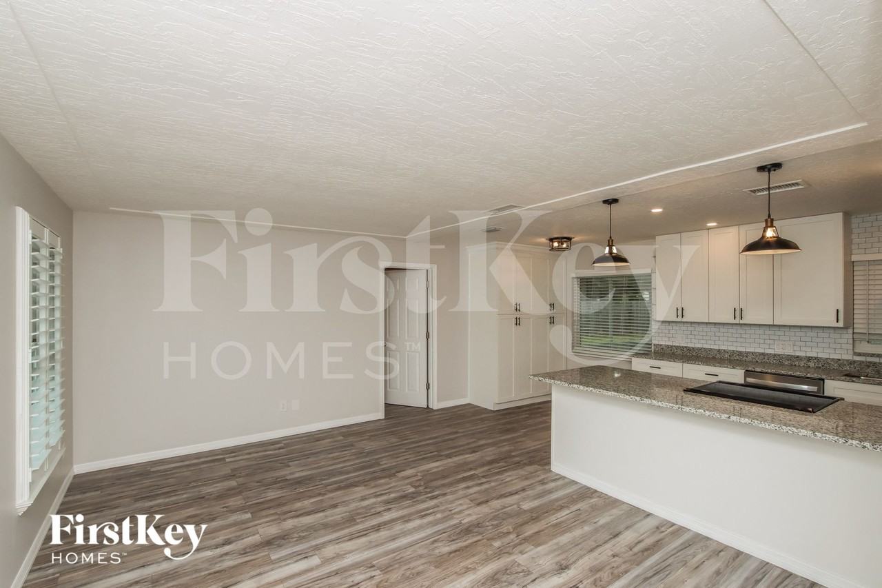 525 Sacre Coeur Dr - Photo 4 of 15