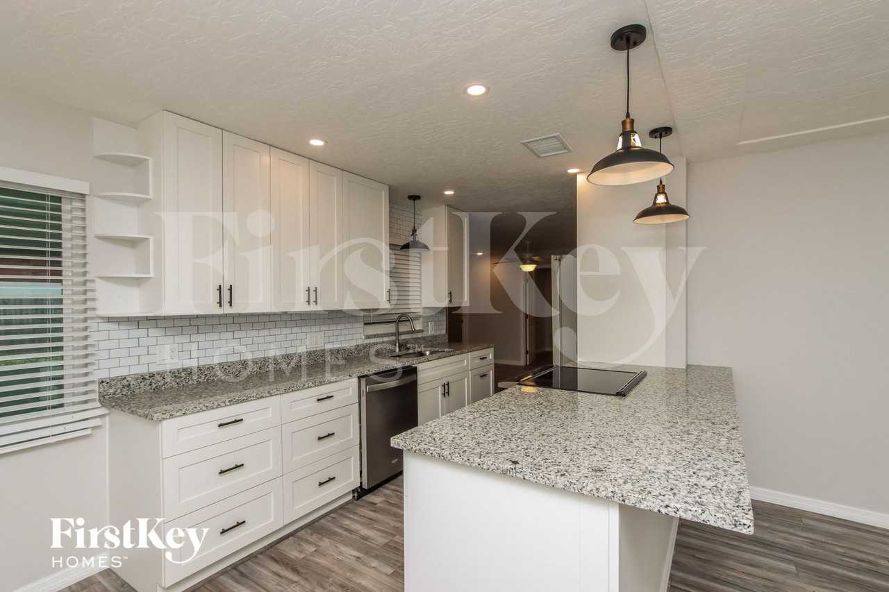 525 Sacre Coeur Dr - Photo 6 of 15