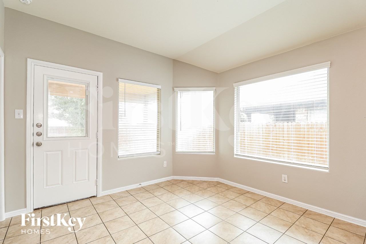 721 Watson Way - Photo 5 of 19