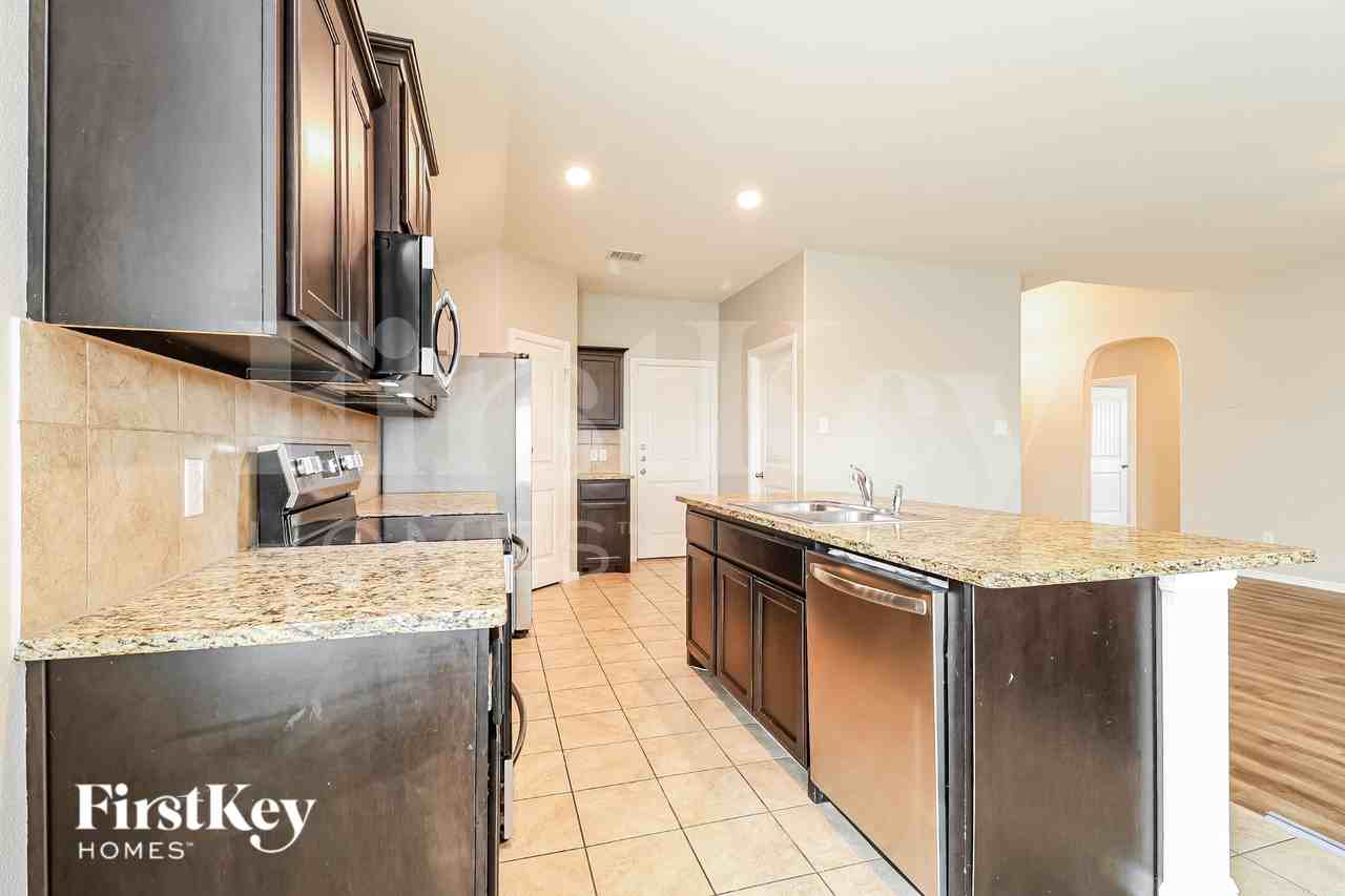 721 Watson Way - Photo 7 of 19